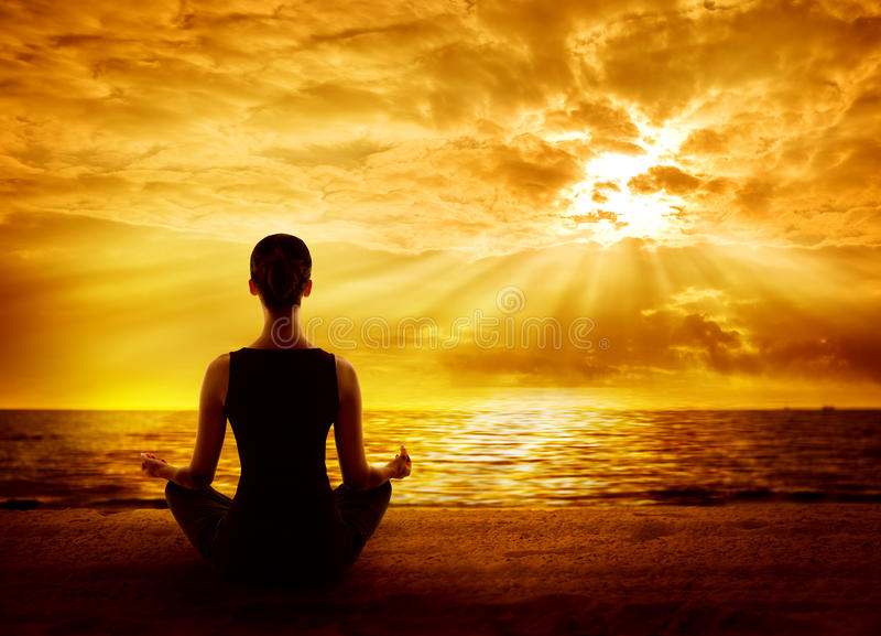 Click to enlarge image lever-de-soleil-mditant-de-yoga-mditation-de-mindfulness-de-femme-sur-la-plage-74149792.jpg